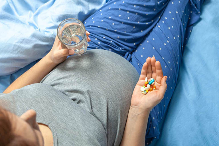 Phụ nữ mang thai nên cẩn trọng khi sử dụng các loại thuốc đặc biệt là kháng sinh