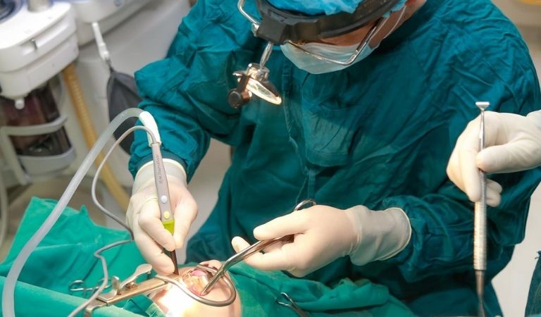 Phẫu thuật cắt amidan ở bệnh viện uy tín để ngăn ngừa biến chứng