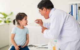 Khi có triệu chứng viêm amidan, cha mẹ cần đưa trẻ đến bác sĩ thăm khám