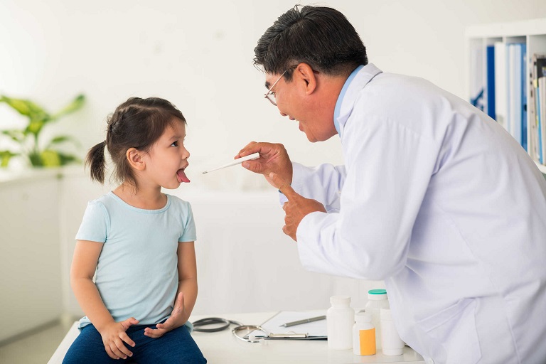 Khi có triệu chứng viêm amidan, cha mẹ cần đưa trẻ đến bác sĩ thăm khám