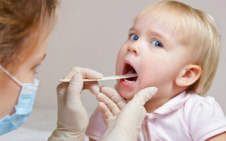 Trẻ nhỏ có sức đề kháng yếu nên dễ mắc các bệnh về hô hấp, mũi họng...