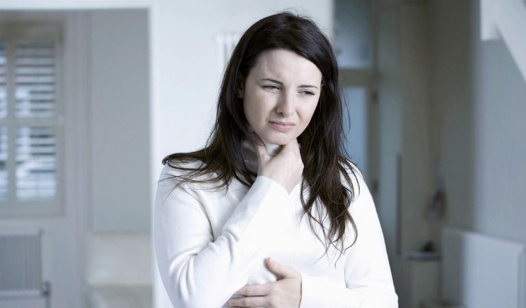 Người bệnh gặp phải nhiều triệu chứng đau họng, hắt hơi, sổ mũi 