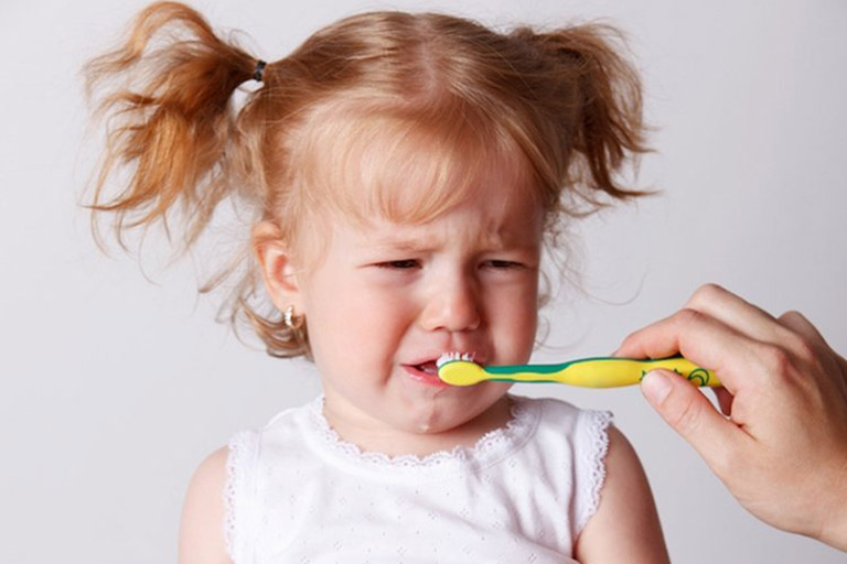 Vệ sinh răng miệng không đúng cách có thể khiến trẻ bị viêm loét họng