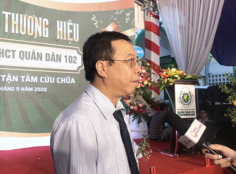 Bác sĩ Lê Hữu Tuấn trong buổi lễ khai trương tại Bệnh viện Quân dân 102