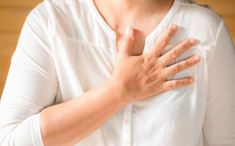 Đau tức ngực là triệu chứng chung của hen suyễn và viêm phế quản