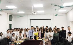 Các sinh viên chụp ảnh lưu niệm cùng Ban lãnh đạo Bệnh viện, Vietmec Group