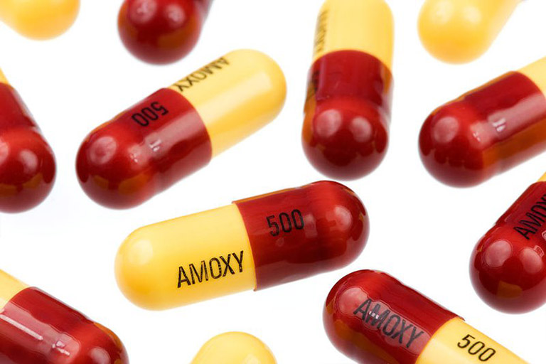 Amoxicillin là kháng sinh nhóm Beta-lactam được dùng nhiều để chữa viêm họng cho bà bầu