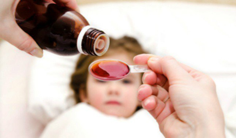 Khi trẻ sốt cao cần sử dụng thuốc hạ sốt cho trẻ để tránh nguy hiểm