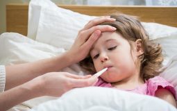 Trẻ bị viêm họng cấp sốt mấy ngày? Thông thường, trẻ bị sốt từ 3 đến 5 ngày