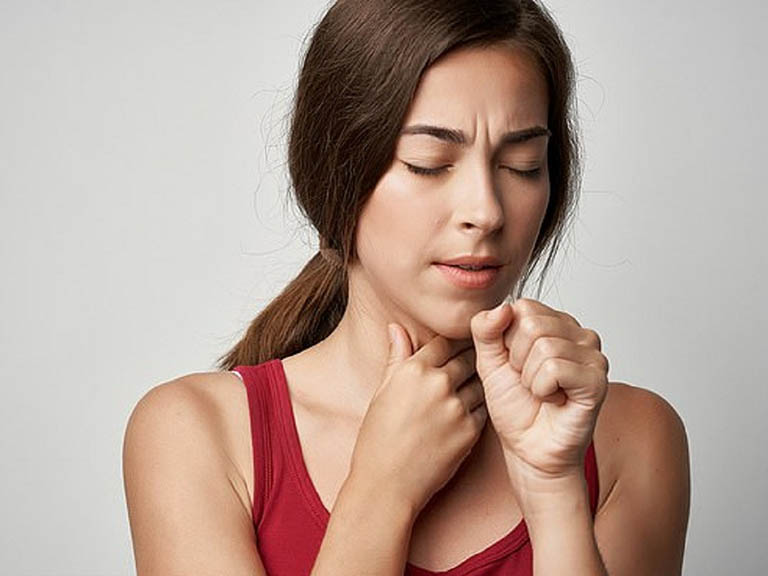 Bệnh viêm họng có thể gây ra triệu chứng buồn nôn