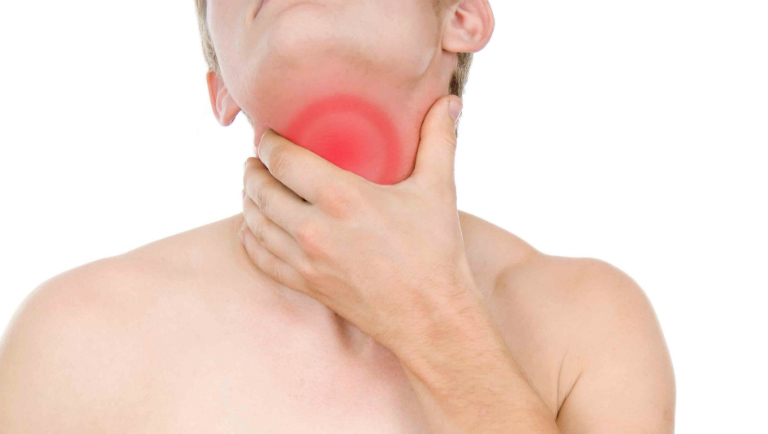 Đau rát cổ họng là một trong những dấu hiệu của bệnh