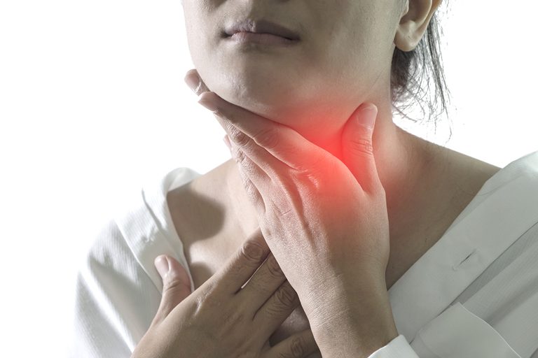 Ngứa và đau rát họng là một trong những triệu chứng bệnh
