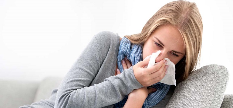 Người bệnh có cảm giác đau rát họng và khô họng do niêm mạc mũi giảm khả năng sản xuất chất nhầy