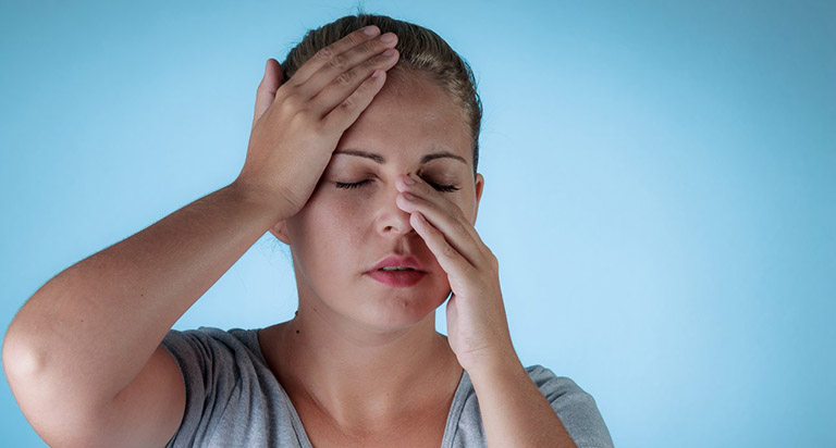 Người bệnh có triệu chứng đau đớn quanh mặt và chảy dịch mũi thường xuyên
