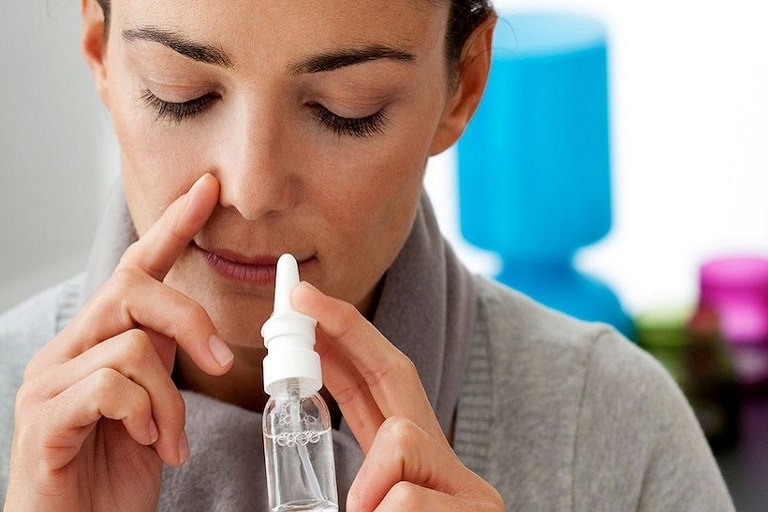 Rửa mũi bằng nước muối sinh lý để làm sạch khoang mũi