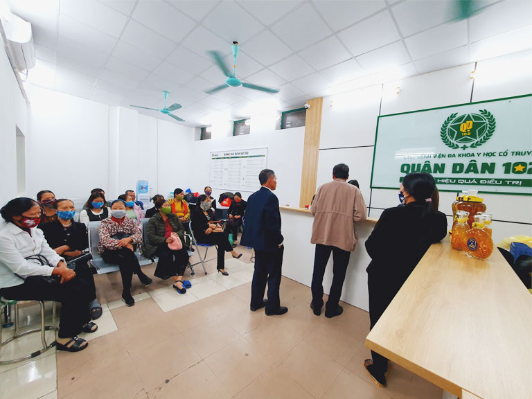 Bệnh nhân đến khám và điều trị tại bệnh viện