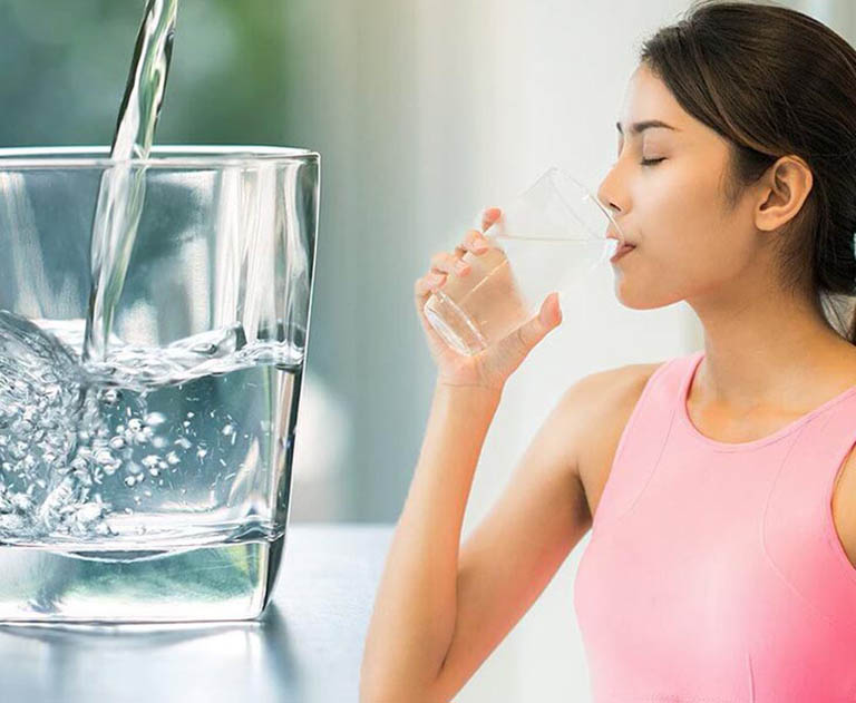 Uống nhiều nước để cải thiện viêm họng và đẩy lùi hôi miệng