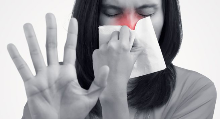 Người bị viêm xoang không nên dùng tay ngoáy mũi mạnh