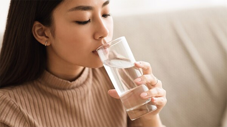 Người bệnh viêm xoang hàm 2 bên nên uống nước ấm hoặc nước nguội