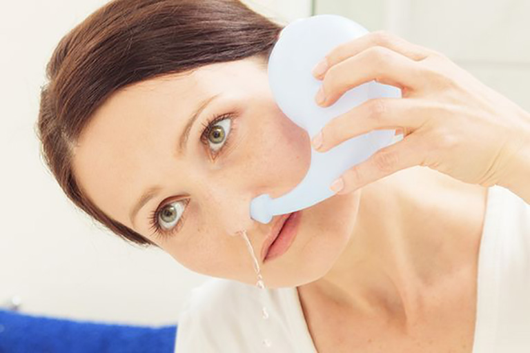 Rửa xoang mũi là một trong những biện pháp rất cần thiết để quá trình điều trị viêm xoang mau đạt hiệu quả
