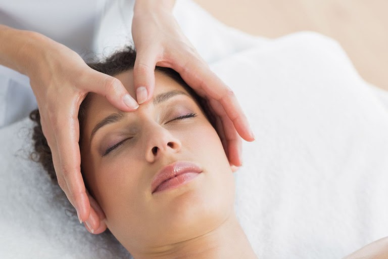 Massage mũi xoang giúp thư giãn, giảm mệt mỏi đáng kể