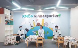 Đội ngũ y bác sĩ trực tiếp thăm khám cho trẻ tại trường mầm non Phú Đô