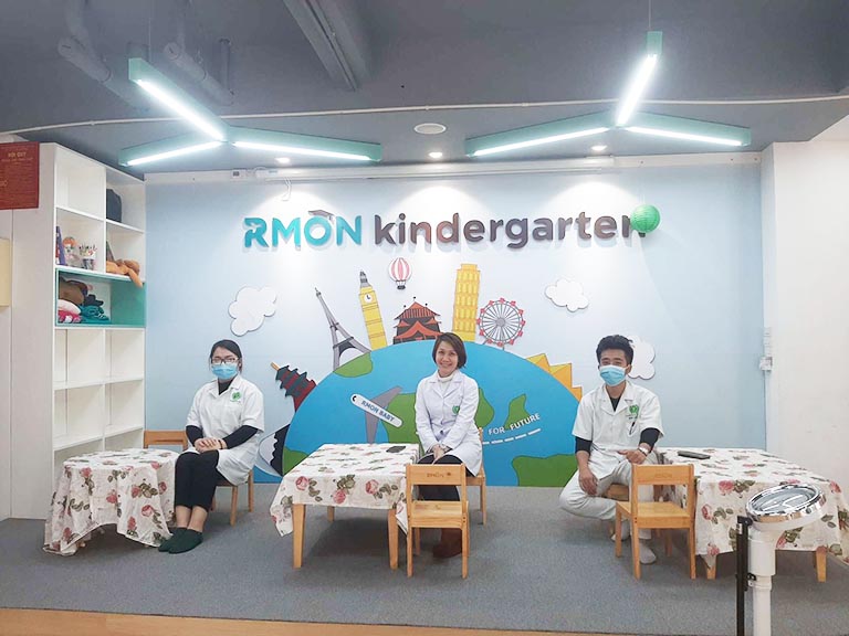Đội ngũ y bác sĩ trực tiếp thăm khám cho trẻ tại trường mầm non Phú Đô
