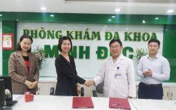 Bà Trần Thanh Hằng và ông Trần Văn Tuấn trong buổi ký kết