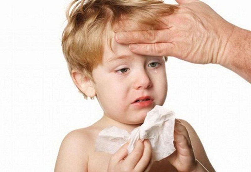 Trẻ bị sổ mũi, quấy khóc là triệu chứng của bệnh