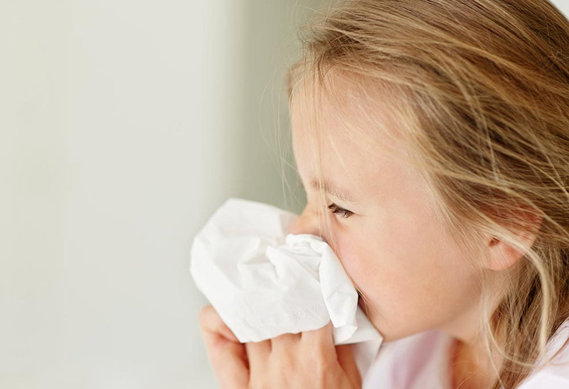 Viêm mũi xuất tiết ở trẻ em thường xuất hiện vào màu đông hoặc giai đoạn chuyển mùa